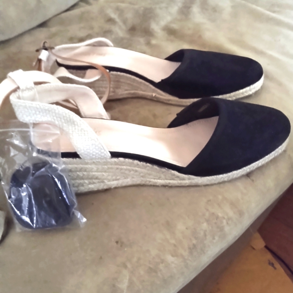 Beautiful and ready for summer! Dream Pairs size 11m black suede Espadrilles!